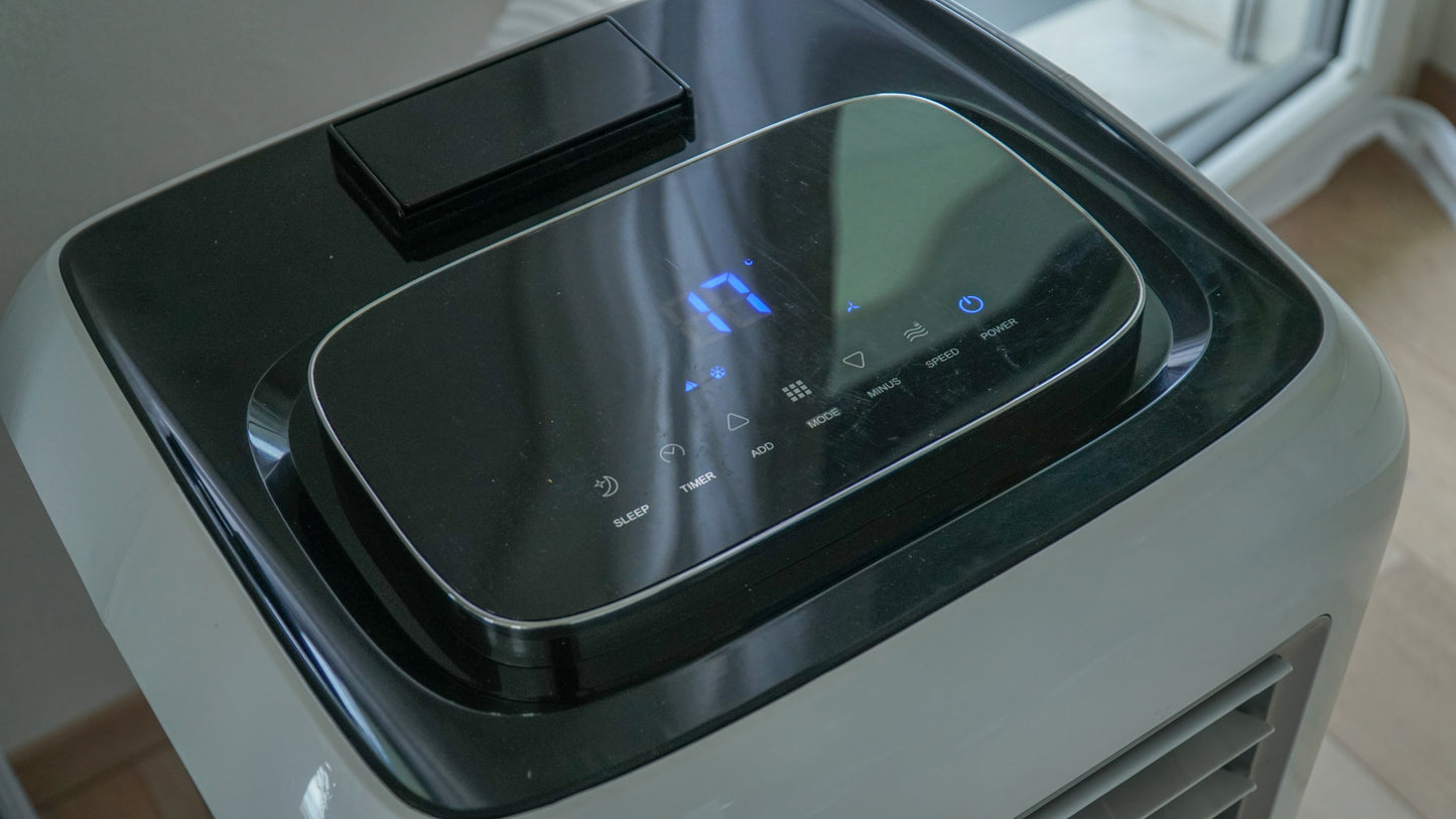 Nahaufnahme vom digitalen LED-Display des CoolMono 3.5 Klimageräts