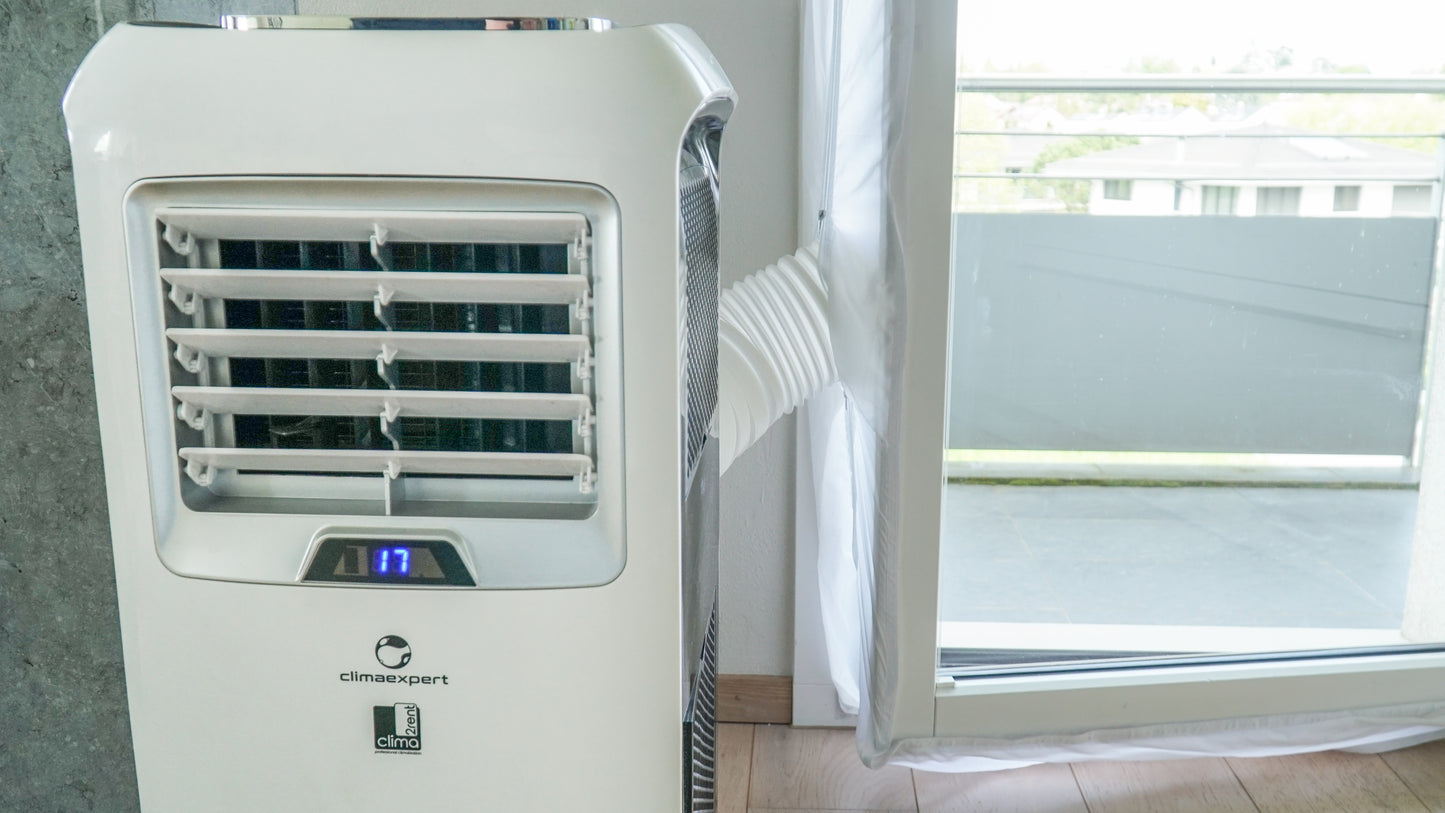 CoolMono 3.5 Klimagerät mit flexiblem Abluftschlauch durch Fenster montiert